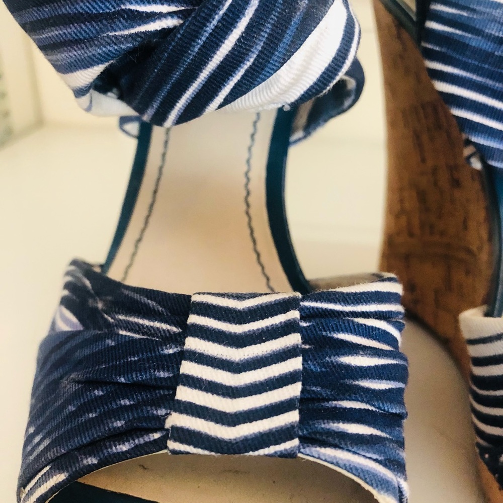 Nine West Platform Sandal with blue and white cloth design. Size 6.5 - Picture 4 of 12